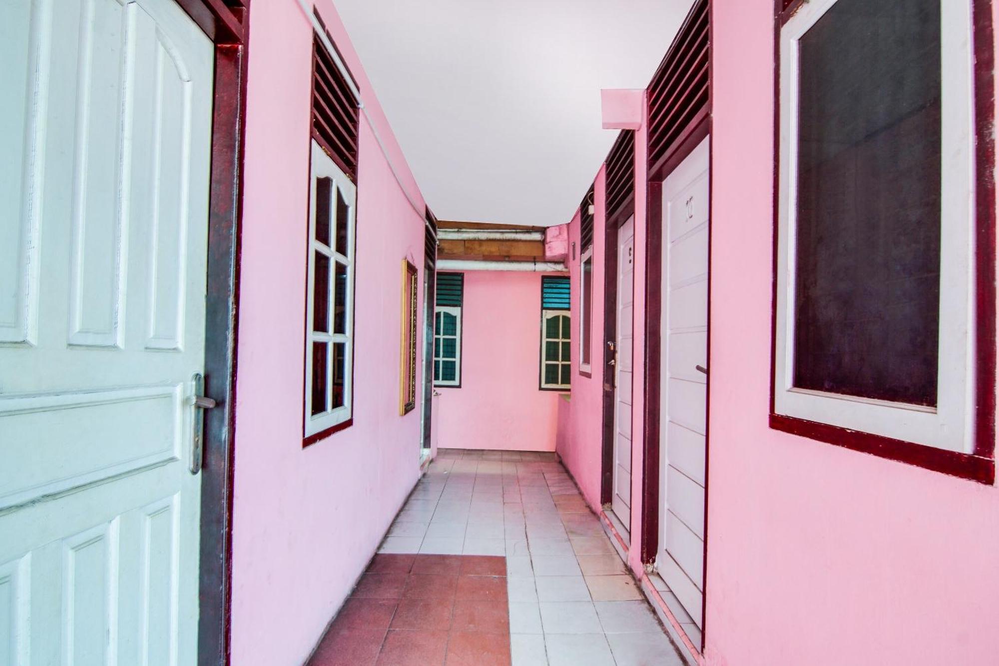 Spot On 91858 Raja Homestay Syariah Pekanbaru Εξωτερικό φωτογραφία